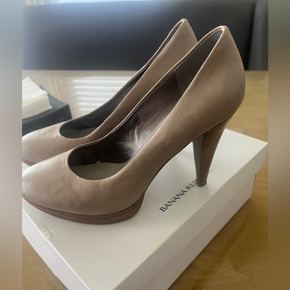 Light Gray Banana Republic Stacked Heels, EUC, platform, Sz 10
